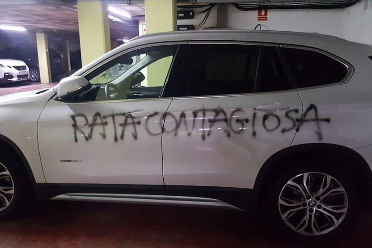 Pintadas en el coche de una médico de Barcelona sufridas durante la primera ola de la pandemia (Foto: EFE)
